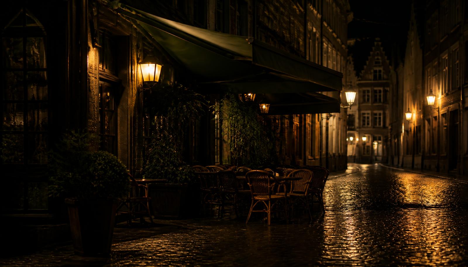 Verlaten terras in een Vlaamse straat bij nacht